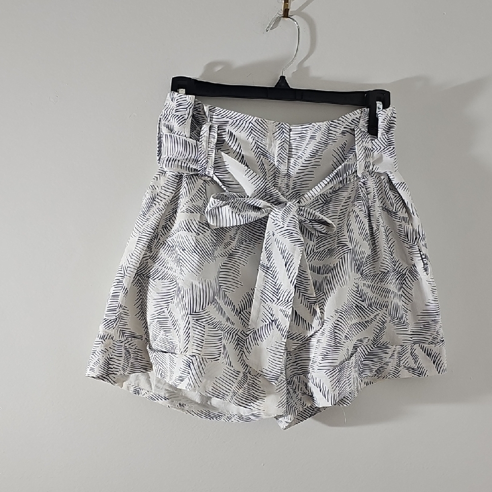 Black and White Patterned Black/White Shorts. By MOLLY BRACKEN. Size‎ Large.